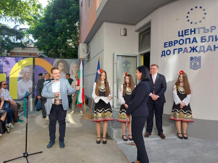 Mayor Gencho Genchev (by the microphone) officially opening Europe close to the citizens center in Svishtov