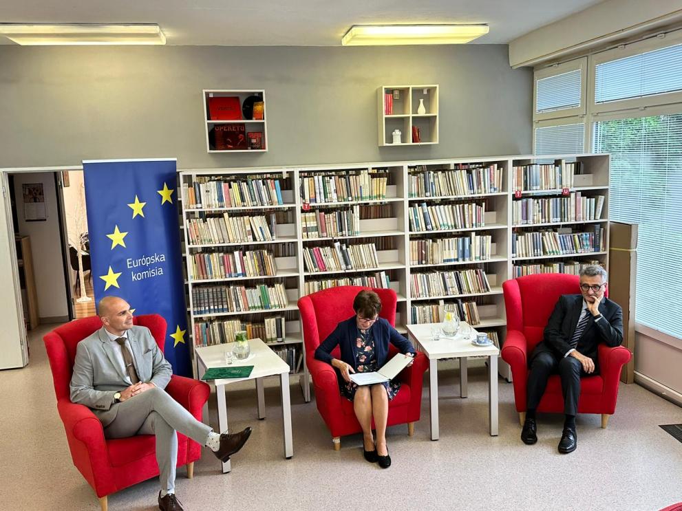 BELC member and mayor of Šurany Mr Marcel Filaga and Vladimir Šucha, head of EC representation in Slovakia during the dicsussion in town library in Šurany.