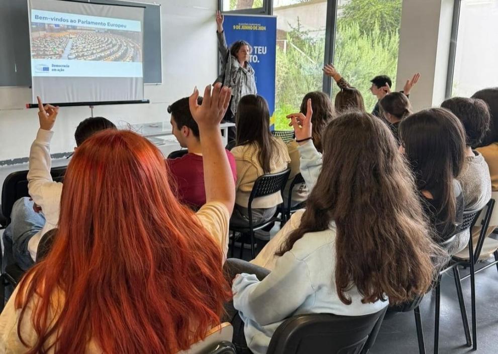 Students at Rafael Bordalo Pinheiro Secondary School attend Europe Goes To School.