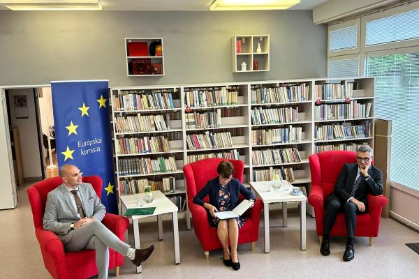 BELC member and mayor of Šurany Mr Marcel Filaga and Vladimir Šucha, head of EC representation in Slovakia during the dicsussion in town library in Šurany.