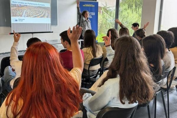 Students at Rafael Bordalo Pinheiro Secondary School attend Europe Goes To School.